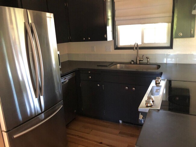 Building Photo - Live in Comfort and Style in the Heart of Corvallis!