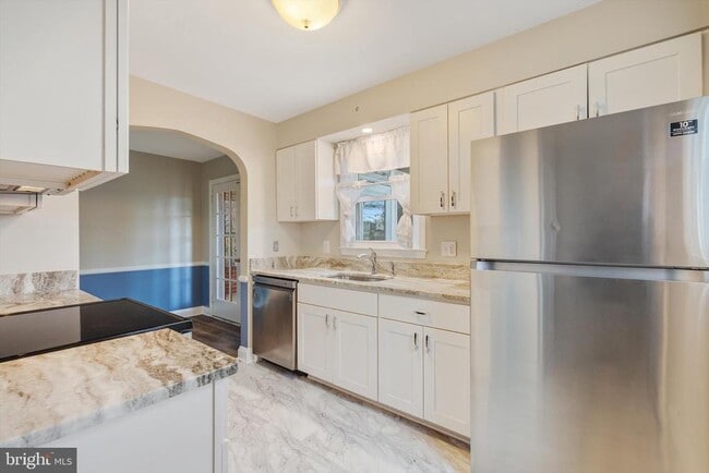 Building Photo - 304 Newfield Rd