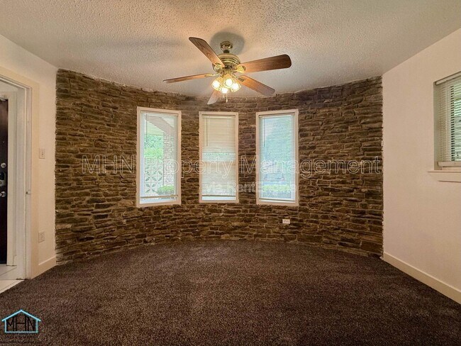 Building Photo - 100 Bluet Ln