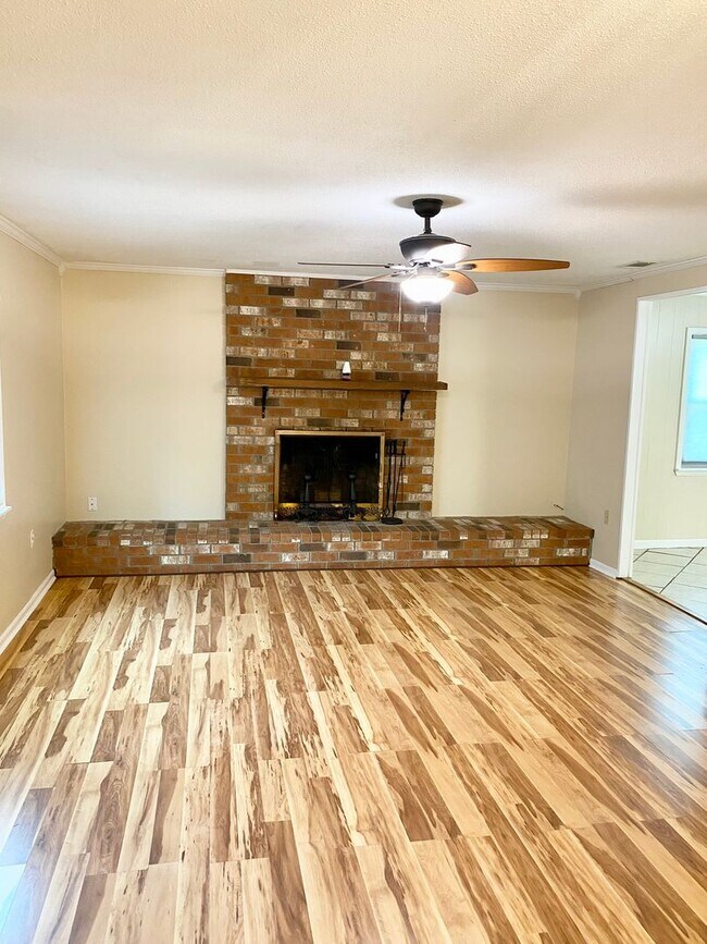 Building Photo - Available Now *Whitfield Park* 3BR/2BA home with Fenced backyard- Good schools!