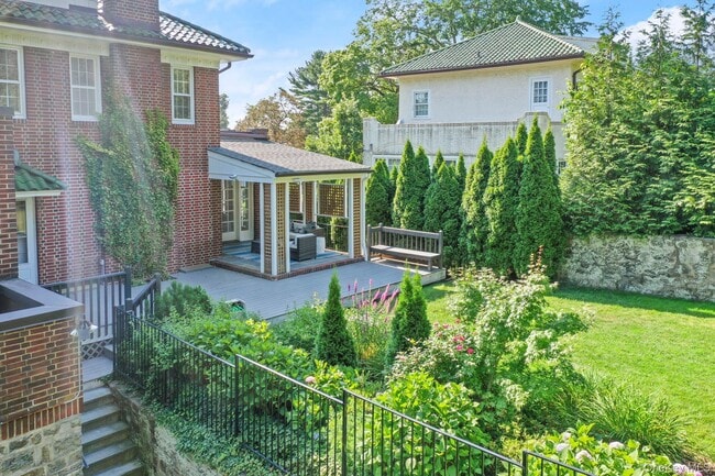 Building Photo - 16 Lyons Pl