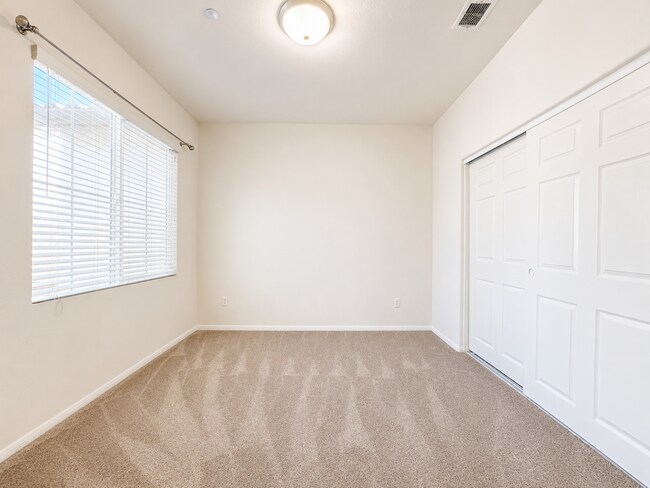 Building Photo - 3 Bedroom condo in Lake Elsinore