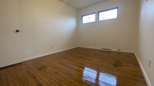 Building Photo - 3 Bedroom, 1 Bathroom Home Close to Fort L...