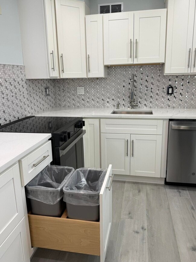 Building Photo - 216 Normandy Ln