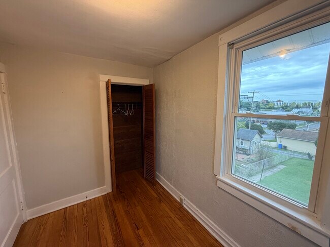 Building Photo - 402 Douglass St