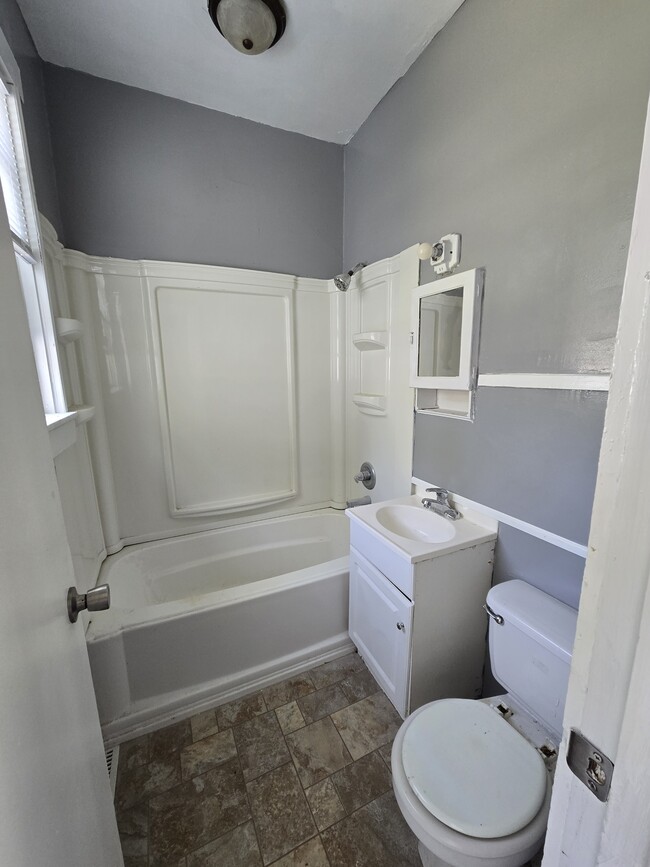 Building Photo - 1122 E 6th Ave