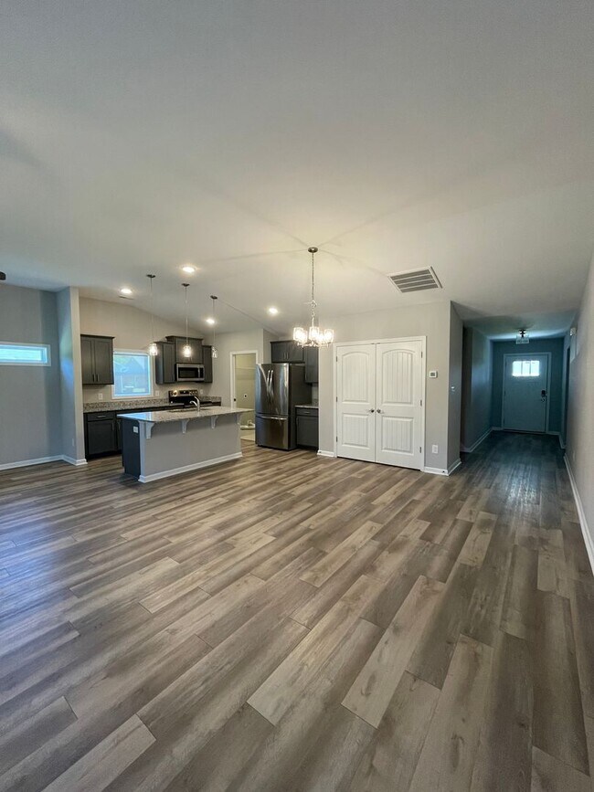 Building Photo - Spacious Home in Havelock