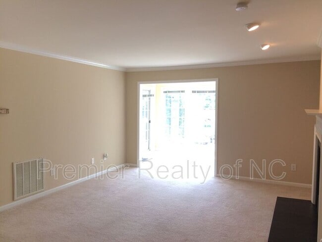 Building Photo - 126 River Oaks Ct