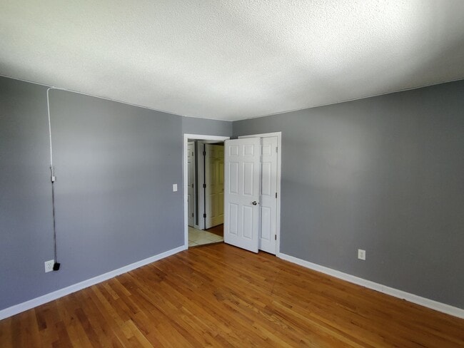 Building Photo - BEAUTIFUL Waterbury Cape w/ 4 Bedrooms, 2 ...