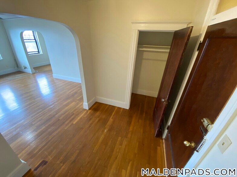 Building Photo - 349 Pleasant St
