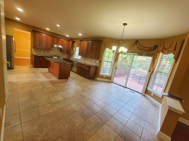 Building Photo - Beautiful, large home with finished baseme...
