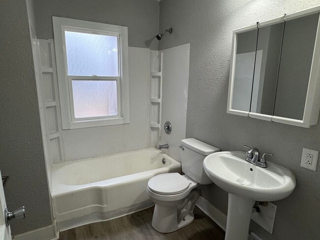 Building Photo - 824 Tremont Ave