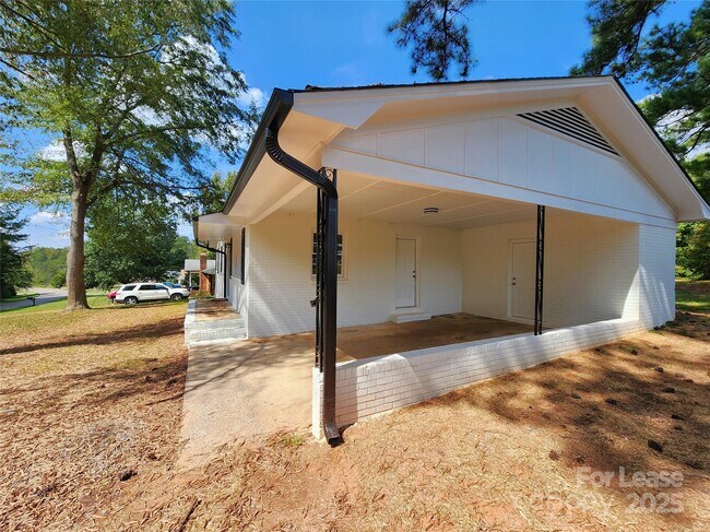 Building Photo - 204 Long Creek Rd