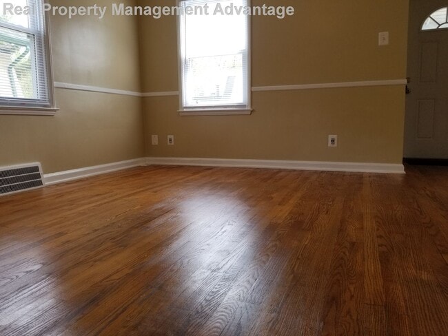 Building Photo - Meticulously Maintained 2 Bedrooms and 1.5...