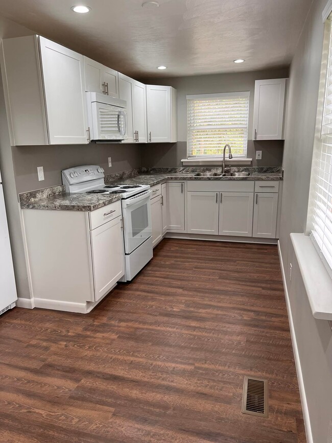 Building Photo - 620 1st St SE