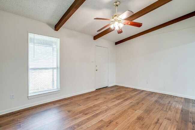 Building Photo - Charming 2-Bed, 2-Bath Duplex in Burleson
