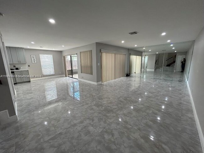 Building Photo - 2101 Bayberry Dr