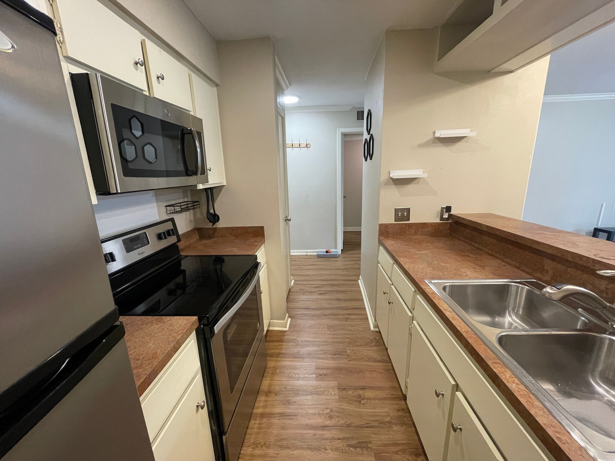 Building Photo - Room in Condo on E Hill Dr