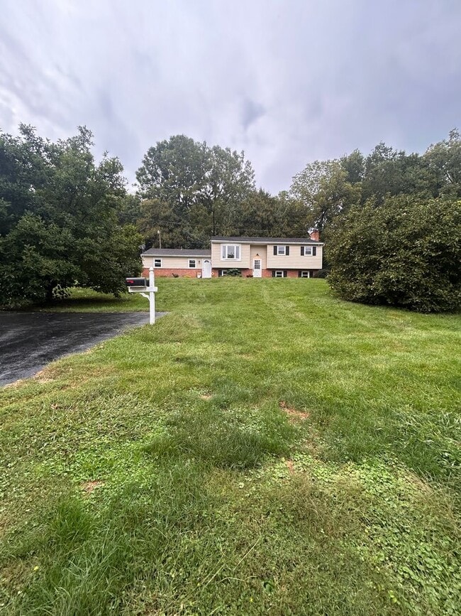 Building Photo - 4-Bedroom, 2-Bathroom Home In Lancaster!