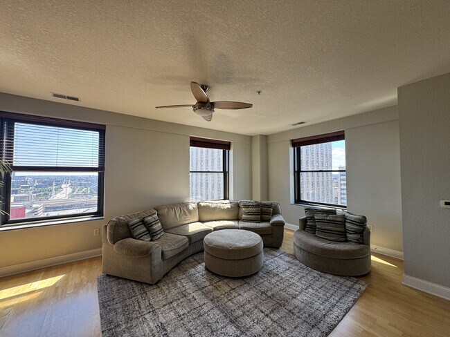 Building Photo - 606 W Wisconsin Ave