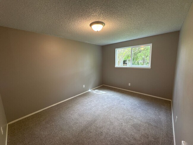 Building Photo - Peaceful Albany Home with Private Yard