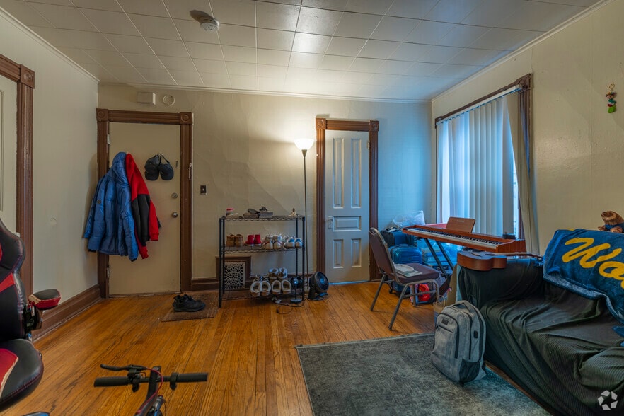 1BR, 1BA - 650SF - #4 - Dining/Living Room - 812 Mary St