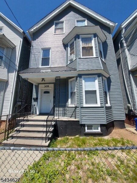 Building Photo - 309 7th Ave W