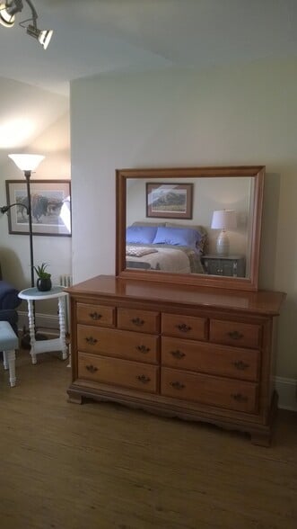 Building Photo - 1094 Woodbury Ave