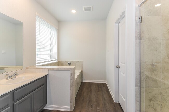 Building Photo - 321 Lk Wy Cir