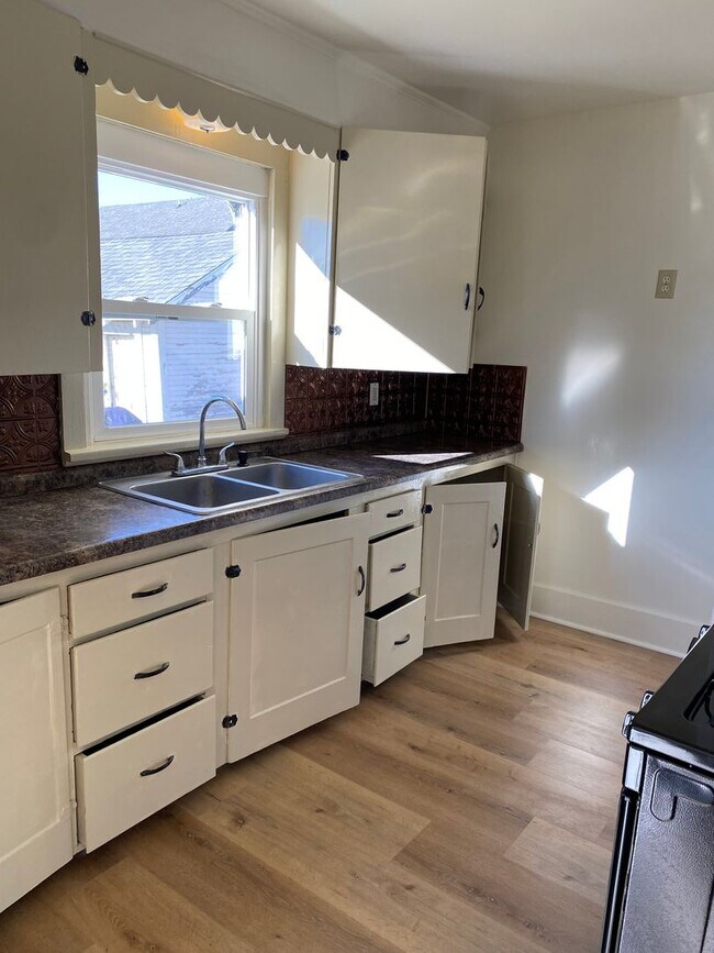 Building Photo - 588 Oak St