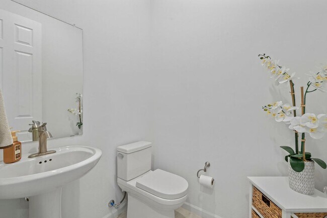 Building Photo - Newer Single Story 5 Bedroom 3 Bath Home in Vail