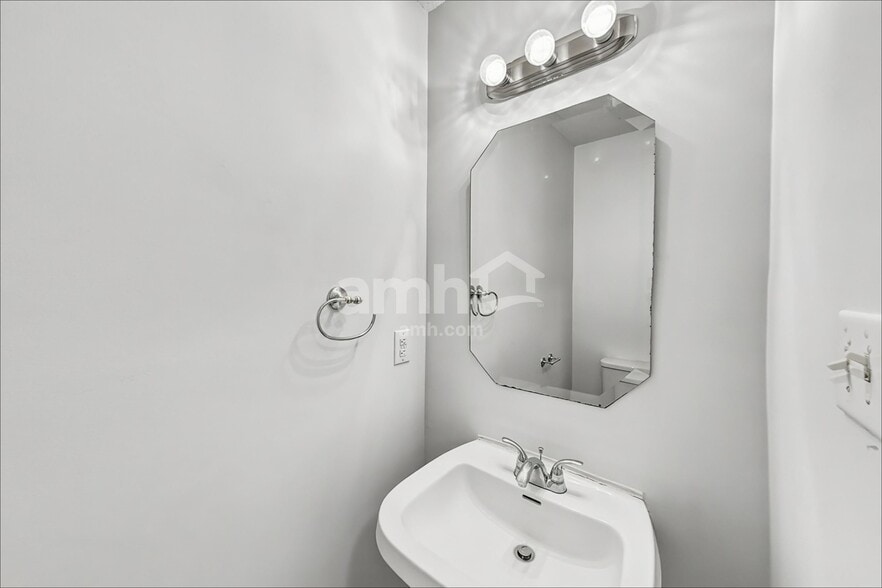 Building Photo - 3012 Wyntree Ct