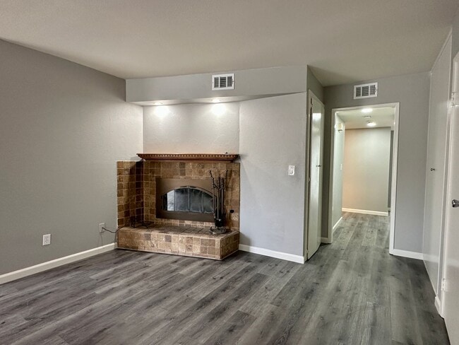 Building Photo - Beautiful 3 Bedroom 2 Bath Condo in Point Loma w/Three Private Patios