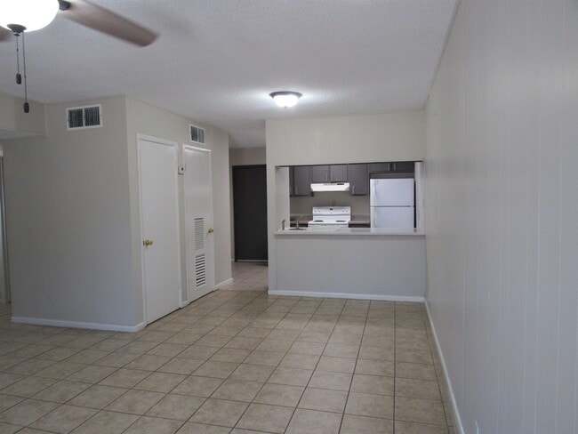 Building Photo - 2401 E Frost St