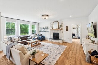 Building Photo - Impressive 6 Bed 4.5 Bath Single-Family Ho...