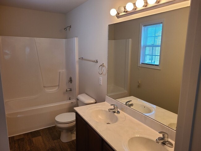 Building Photo - 2 bedroom, 2.5 bath unfurnished townhouse in Holly Ridge - Beacon Woods Community