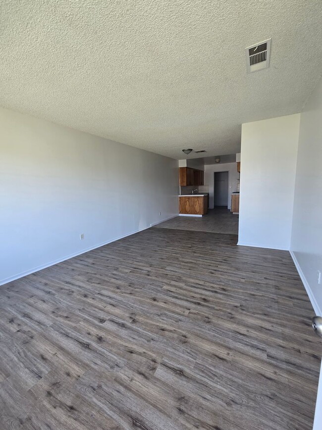 Building Photo - 2 Br 1 Ba available Now