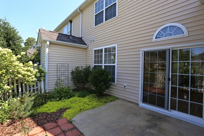 Building Photo - 915 Cinnamon Dr