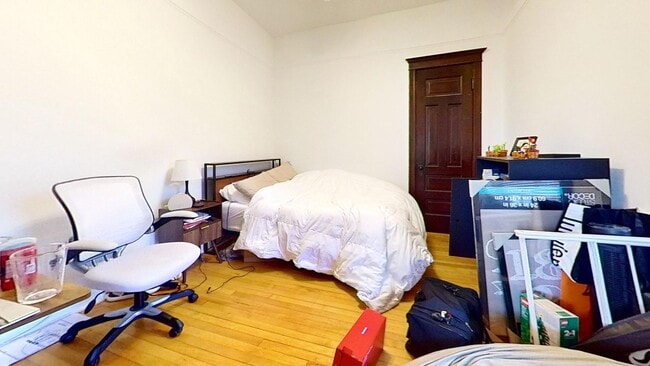 Building Photo - Top Floor Wrigleyville Two Bed Includes Heat