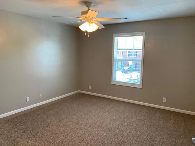 Building Photo - Spacious 2BR/2BA Condo in the Heart of Mid...