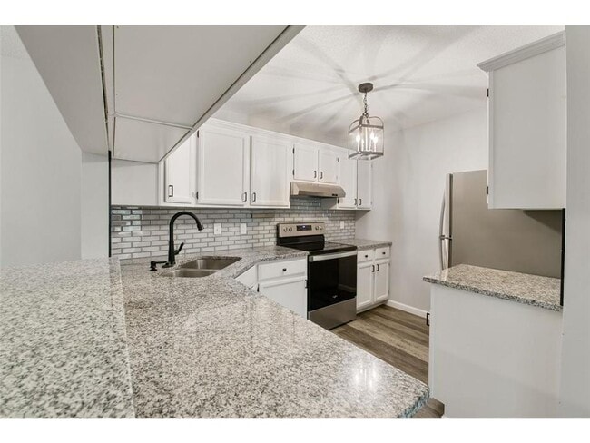 Building Photo - 5942 Fernwood St
