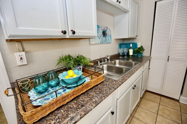 Building Photo - Cozy Cottage By The Sea!  3/2 Available 11...