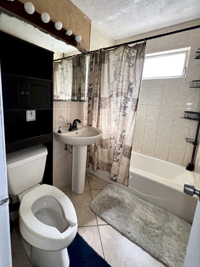 Building Photo - Spacious Master Bedroom Shared Living Spac...