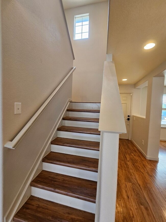 Building Photo - Super Beautiful Englewood 3 Bedroom Home A...