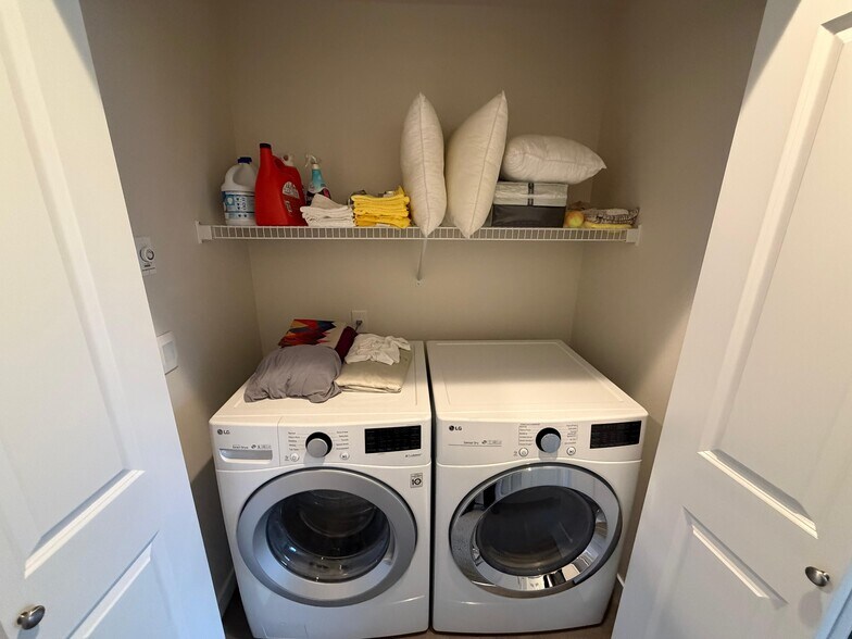 Building Photo - 540 NE Daisy Walk