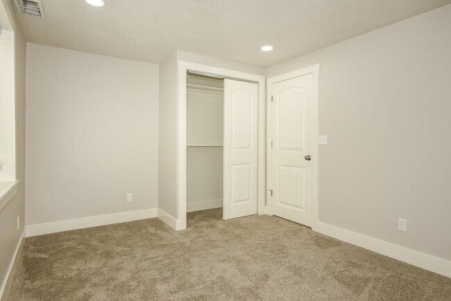 Building Photo - 4621 S W Pk Dr