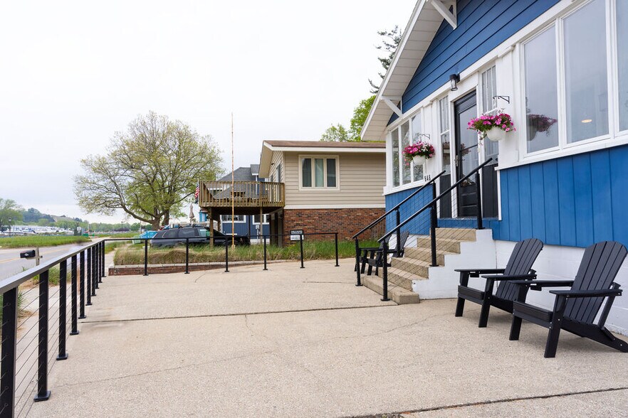Building Photo - 848 S Harbor Dr