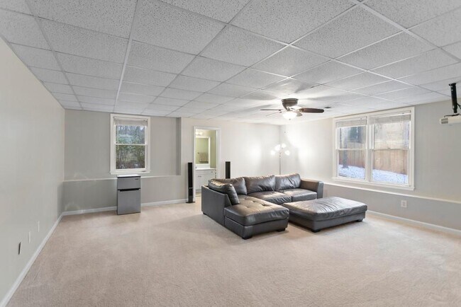 Building Photo - 541 Battleview Dr