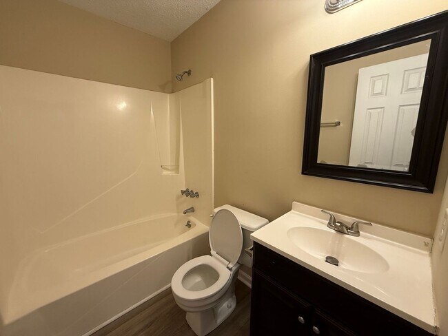 Building Photo - 2 bedroom, 2 bath Duplex