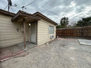 Building Photo - Studio